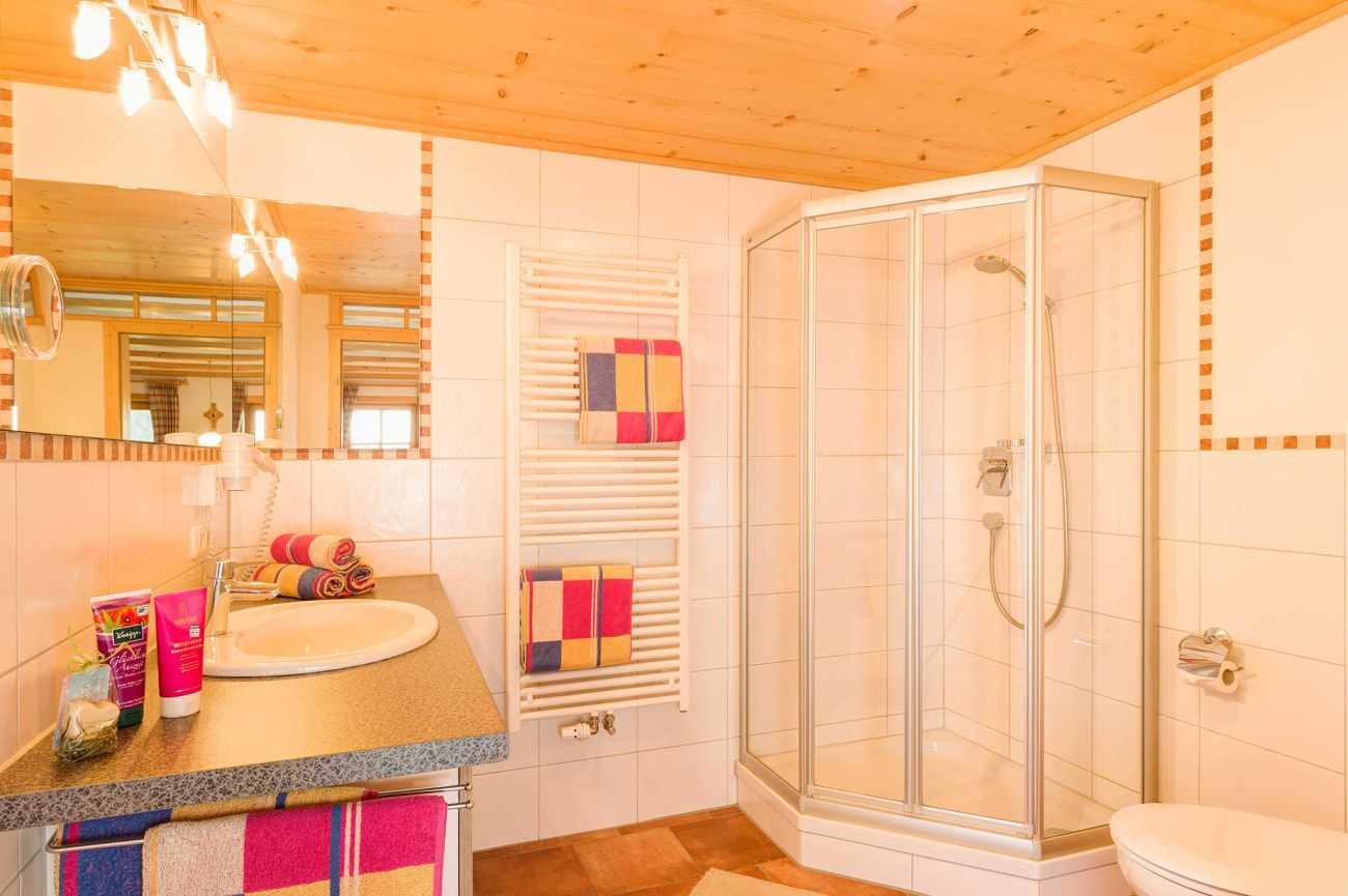 Badezimmer mit Dusche in der 4 Sterne Ferienwohnung Adlerhorst auf dem Biobauernhof und Pferdehof Schöll im Allgäu