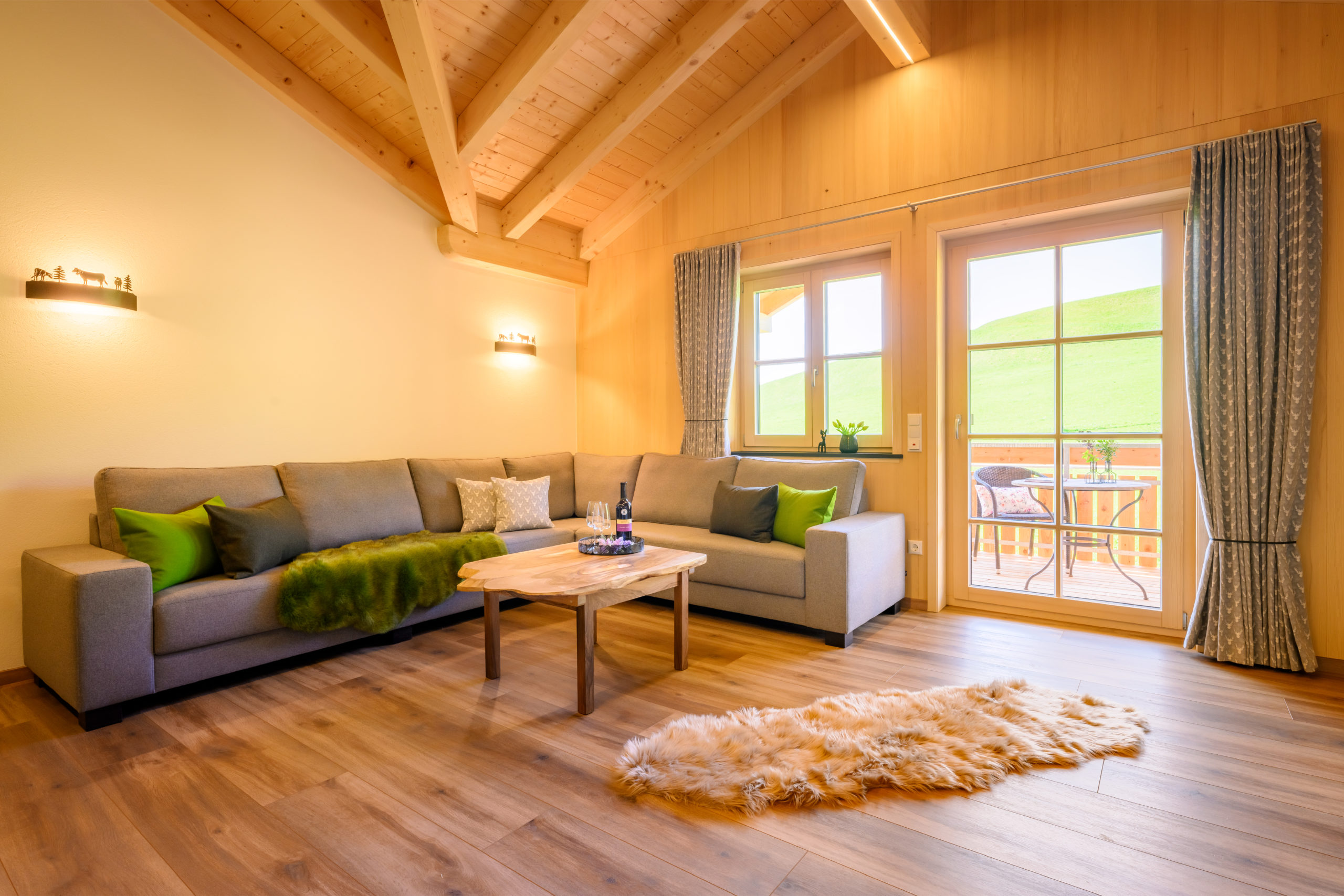 Wohnzimmer mit großem und gemütlichem Ecksofa in der 5 Sterne Ferienwohnung Opa Lise auf dem Biobauernhof und Pferdehof Schöll im Allgäu